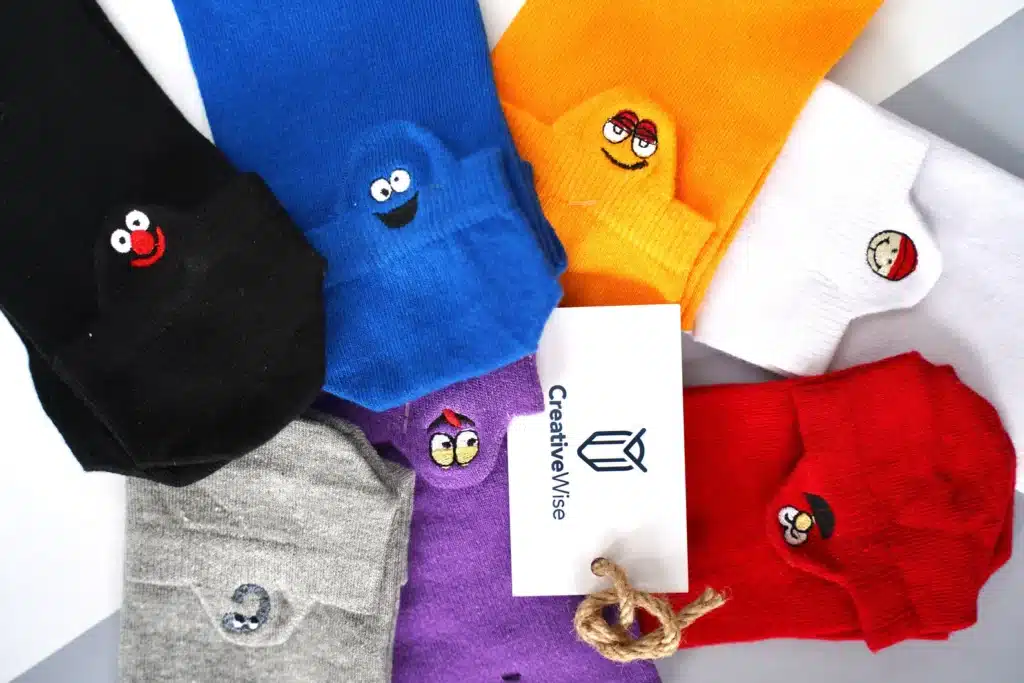 Un lot de 12 paires de chaussettes Emoji Happy multicolores, offrant confort et style amusant pour égayer vos journées.