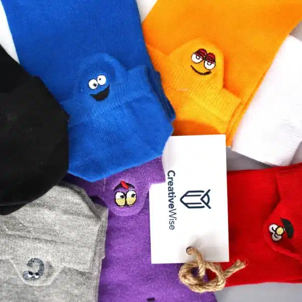 Un lot de 12 paires de chaussettes Emoji Happy multicolores, offrant confort et style amusant pour égayer vos journées.