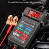 Testeur de batterie automobile 12V avec écran LCD numérique et pinces crocodile rouge et noire.
